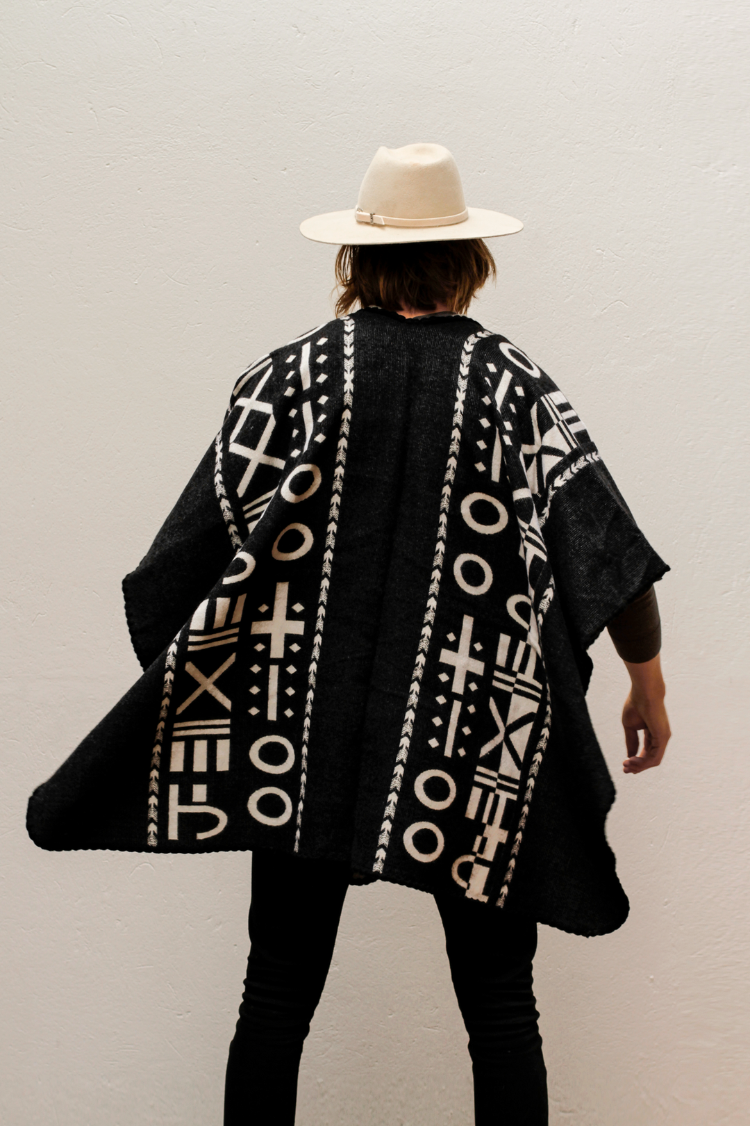 PONCHO | XO, BLACK & WHITE