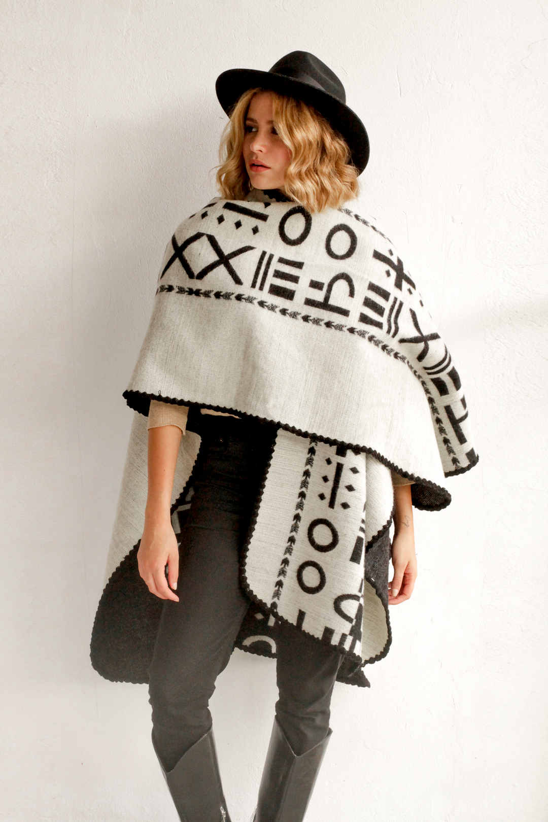 PONCHO | XO, BLACK & WHITE