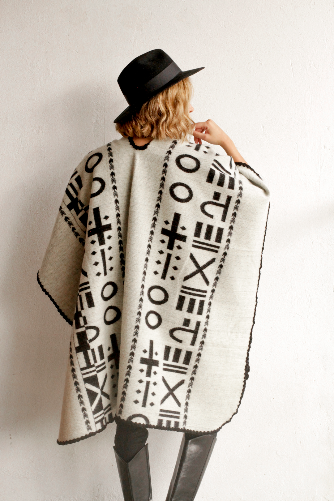 PONCHO | XO, BLACK & WHITE