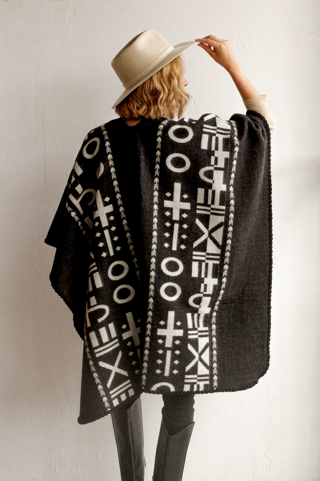 PONCHO | XO, BLACK & WHITE