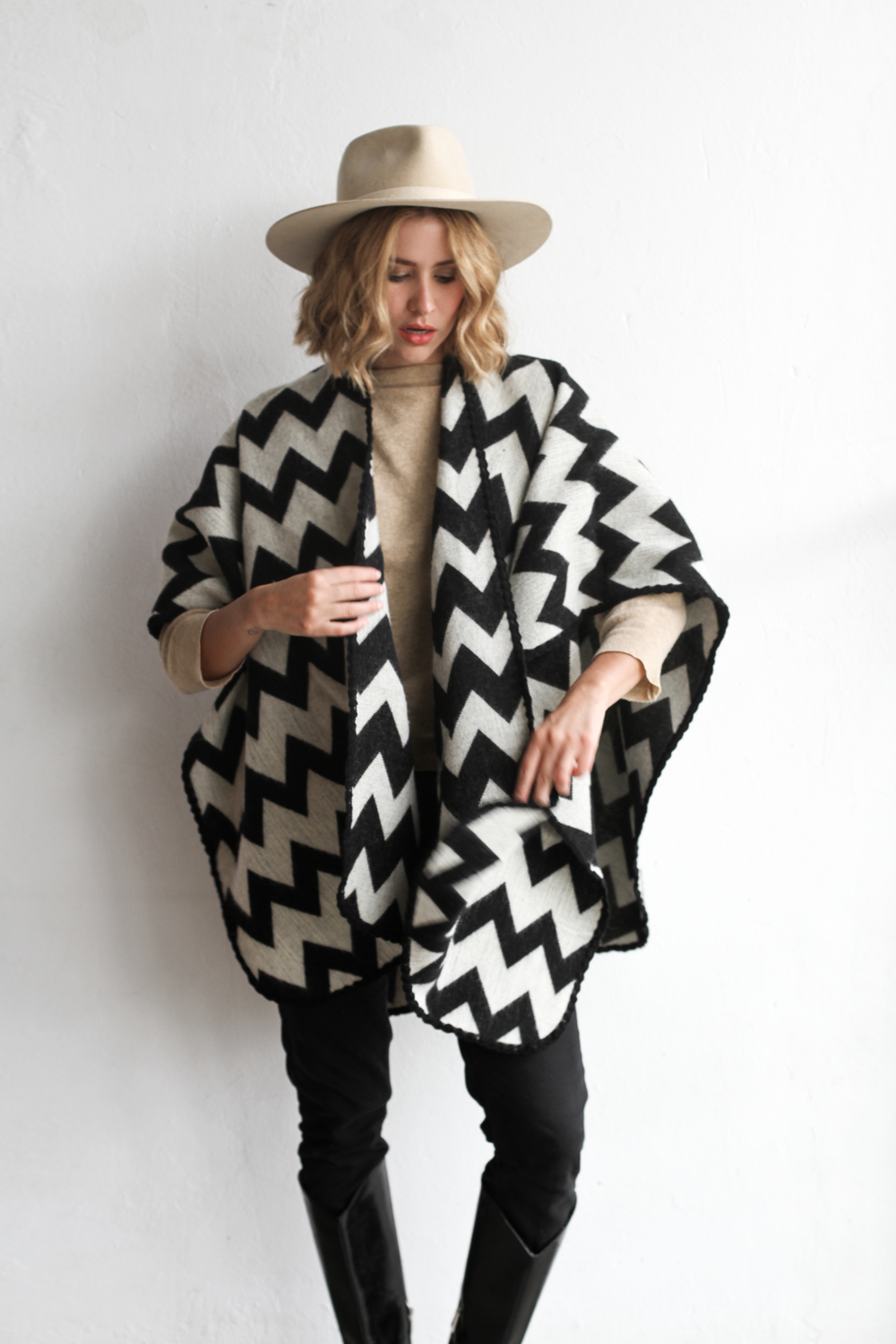 PONCHO | PICOS BLACK AND OFF WHITE