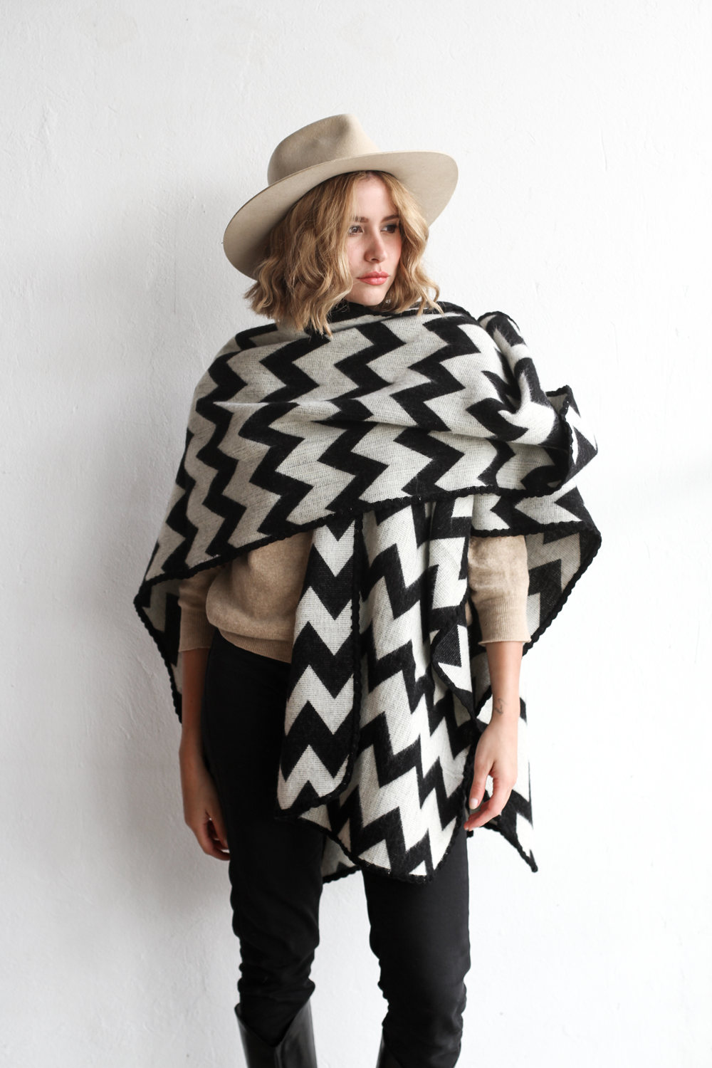 PONCHO | PICOS BLACK AND OFF WHITE