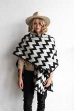 PONCHO | PICOS BLACK AND OFF WHITE
