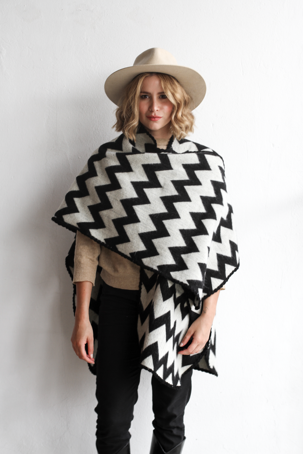 PONCHO | PICOS BLACK AND OFF WHITE