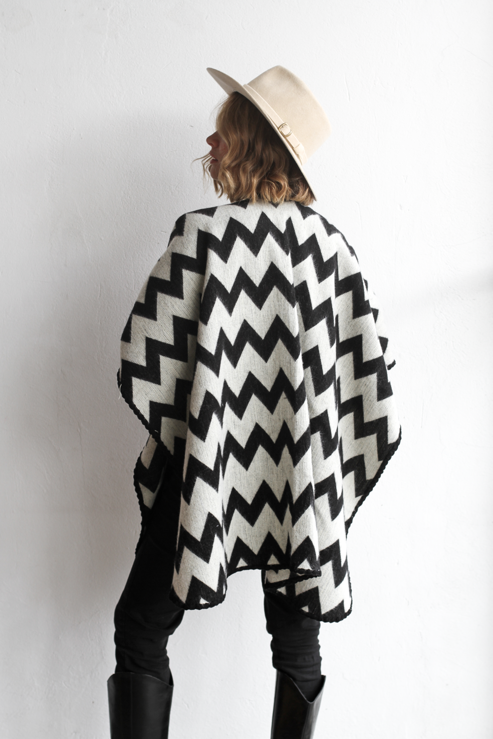 PONCHO | PICOS BLACK AND OFF WHITE