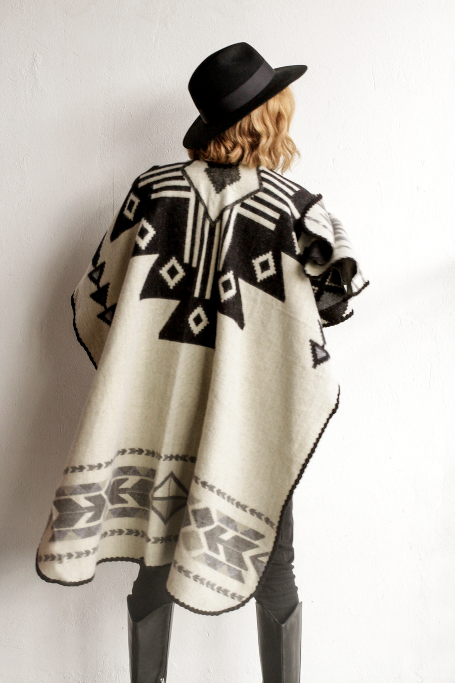 PONCHO | ARAS BLACK